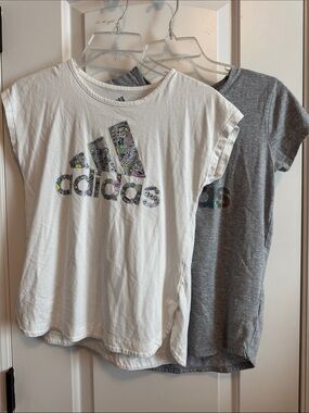 2 pack adidas White & gray Short-Sleeve Tee with Patterned Multicolor Logo